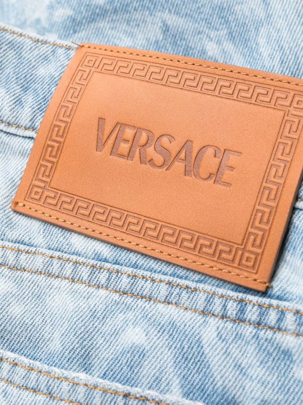 Jeans Logo Su Tutto Il Denim