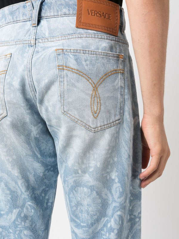 Jeans Logo Su Tutto Il Denim