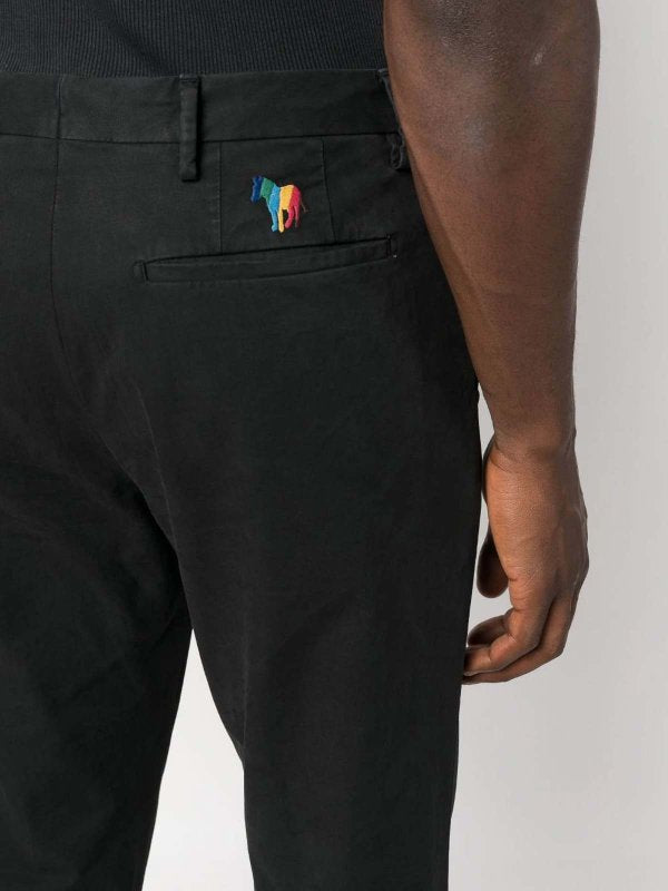 Pantaloni Chino Con Patch Zebrata